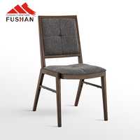 Chaise de salle à manger empilable en métal imitation bois avec assise et dossier rembourrés pour hôtels, restaurants, salles de banquet et lieux d'événements