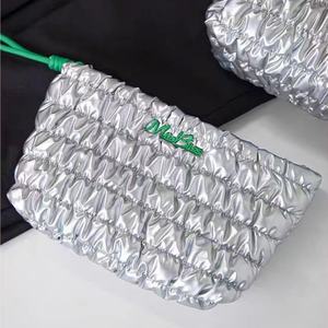 Nouveau produit sac cosmétique matelassé argenté en nylon imperméable sac de maquillage matelassé multilinéaire 8 pouces - Product Image 6