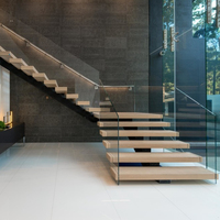 Escalier moderne en bois massif avec marches en bois et poutre centrale noire