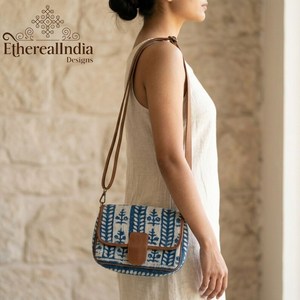 Sac à bandoulière artisanal éco-responsable en indigo, imprimé au bloc, petit sac bohème avec fermeture éclair, fournisseur en gros, export Inde - Product Image 1