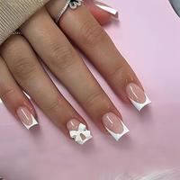 Faux ongles à presser carrés moyens, blancs nude, diagonaux, style French, en acrylique, couvrance totale, avec ligne de paillettes or rose, courts