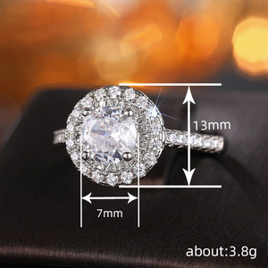 Anello di Lusso Rotondo con Pavé per Donne, Elegante Gioiello Geometrico da Matrimonio - Product Image 5