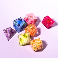 Jeu de 7 dés iconiques colorés en acrylique transparent de luxe personnalisé dés à arête vive avec chiffres en argent pour jeux de rôles