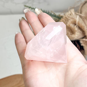 Nouvelle Arrivée Naturel Rose Quartz Rose Poli Cristal Artisanat Diamant Énergie Pierre Tour Sculpture pour Feng Shui - Product Image 1