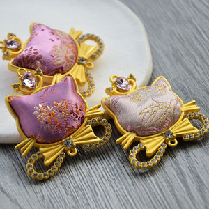 Llavero de aleación con colgante de gato estilo brocado chino, con cristales sintéticos morados y rosas, mosquetón portátil - Product Image 4