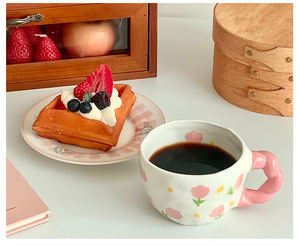 Tazza di fiori in ceramica da 260ml con manico attorcigliato carina dipinta a <span class=keywords><strong>mano</strong></span> <span class=keywords><strong>sotto</strong></span> la glassa tazza di tè con fiori tazze da caffè regalo - Product Image 4