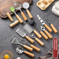 Ensemble d'ustensiles de cuisine en acier inoxydable 430 avec manche en bois massif : Éplucheur, Rouleau à pâtisserie, Ouvre-bouteille, Passoire, Coupe-pizza, Couteau à fromage