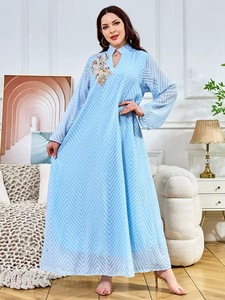 Robe longue Abaya Maxi de style ethnique moyen-oriental pour femmes, en polyester, avec col perlé, ourlet large à motifs floraux, tenue de soirée formelle et modeste - Product Image 2