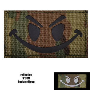 Patch Riflettente con Faccina Sorridente in Feltro PU Ecologico Fatto a Mano, Termoadesivo a Infrarossi per Zaini e Cappelli da Esterno - Product Image 3
