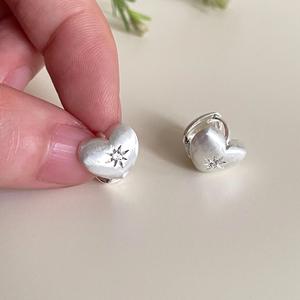 Boucles d'oreilles en argent pur S925, niche pour les oreilles, luxe haut de gamme, forme de cœur, étoile octogonale, finition mate brossée - Product Image 1