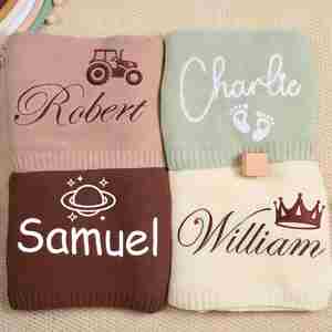 Couverture en coton tricoté brodée avec un motif de nom personnalisé pour bébé, moderne, respirante et douce pour la peau, cadeau de baptême pour toutes les saisons - Product Image 1