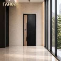 Porte d'entrée de sécurité en acier finition grain de bois noir avec garniture en bois clair et poignée intégrée pour villa privée