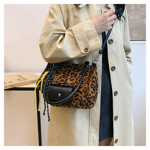 Sac pour femme à double usage à la mode avec imprimé léopard et patchwork en daim et cuir - Product Image 3