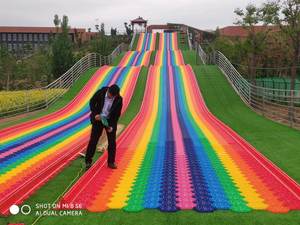 กระดานลื่นพลาสติกสีรุ้งสำหรับสวนสนุกและสวนแทรมโพลีนปรับขนาดและสีได้ - Product Image 4