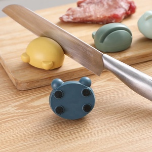 Aiguiseur de couteaux en forme de dessin animé. Un outil créatif et miraculeux pour la cuisine, une pierre à aiguiser à usage domestique. - Product Image 3
