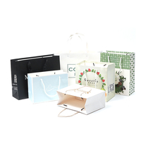 Sacs cadeaux en papier biodégradable en gros, sacs d'emballage de luxe avec logo personnalisé pour vêtements et marchandises