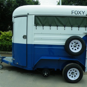Semi-remorque économique HERUI pour deux chevaux, double essieu, freins électriques, capacité de charge de 4 tonnes, fabriquée en Chine pour le transport de chevaux - Product Image 3