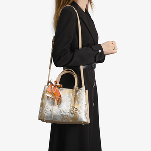 Sac fourre-tout élégant en PU beige portable avec broderie florale jacquard, sac à bandoulière pour femme, fermeture ouverte, logo personnalisé - Product Image 2