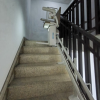 Ascenseur d'escalier incurvé haute sécurité personnalisé, télécommande sans fil, fauteuil rotatif stable, adapté aux maisons de retraite