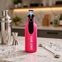 Fabriqué en néoprène durable avec une bonne isolation pour garder les boissons plus fraîches tout en offrant une prise en main confortable.