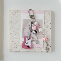 Gantungan Kunci Gitar Glitter Y2K, Liontin Mikrofon Musik Rock, Gantungan Ponsel Berhias Manik-Manik, Liontin Treble Clef, Aksesoris Tas, Hadiah untuk Pecinta Musik