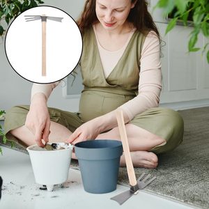 Herramienta de jardinería de doble cabezal: azada pequeña y rastrillo de mano con mango de madera para desmalezar, excavar y aflojar la tierra, venta al por mayor OEM - Product Image 4