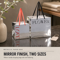 Sacs en papier métallisé personnalisés pour cadeaux, vente au détail, fêtes, cosmétiques, avec poignée en ruban, finition miroir, deux tailles, vente en gros, directement de l'usine