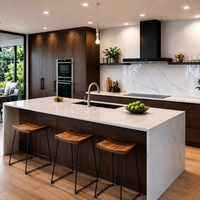 Armoires de cuisine modernes et élégantes avec texture pierre, avec îlot et éclairage LED