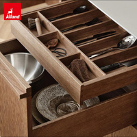 Meubles de cuisine Alland Craftsmanship sans poignées, design épuré, placage en chêne foncé, avec plan de travail en acier inoxydable