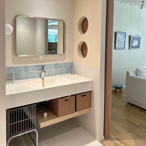 Mueble de Baño Minimalista Moderno Estilo Little Red Book, Lavabo Todo en Uno, Diseño Curvo, Instalación en Pared - Product Image 1