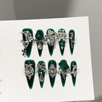 Ongles artificiels de luxe faits main vert émeraude avec breloques 3D gothiques, réutilisables pour le nail art