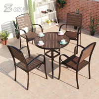Ensemble de meubles en bois plastique, quatre chaises et une table, imperméable et durable, adapté aux jardins, patios et terrasses de loisirs