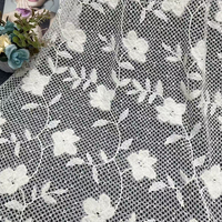 Tissu en dentelle florale 3D en chenille blanc brodé de fleurs en nid d'abeille pour robe et chemisier automne-hiver OEM