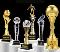 Vente en gros d'usine Trophée de sport football en métal résine et cristal Design logo personnalisé Trophée de football coupe avec boule de cristal