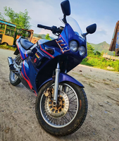 Motocicleta Yamaha TZR150, Estilo Divino: Combinación de Colores Azul y Rojo Súper Geniales, Pintura Original en Todo el Vehículo