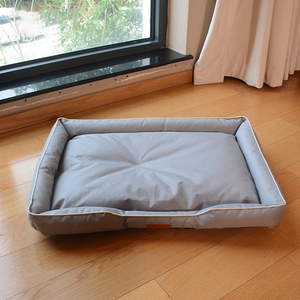 Coussin pour chien rectangulaire minimaliste gris uni en tissu Oxford respirant, pour intérieur, toutes saisons, amovible et lavable - Product Image 1