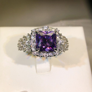 Bague de luxe scintillante en pierres précieuses simulées violettes, entièrement pavée de cristaux, pour femmes - Product Image 1