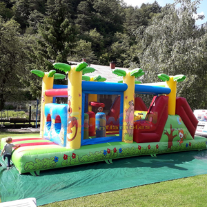 Castillo inflable comercial con temática de jungla colorida, con obstáculos y tobogán, tipo casa de brinco. - Product Image 3