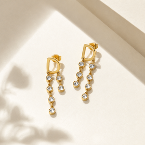 ต่างหูแบบห้อยทรงหยดน้ำ รุ่น Gold D ทำจากสแตนเลสสตีล ชุบทอง 14K ด้วยวิธี Vacuum Plating ประดับด้วยเพชรทรงเหลี่ยมแบบ Cubic Zirconia ดีไซน์ไม่สมมาตร - Product Image 1