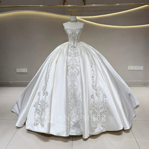 Robe de mariée longue et bouffante moderne JFH129, col bateau, satin ivoire, dentelle florale brodée, appliques en cristal - Product Image 1