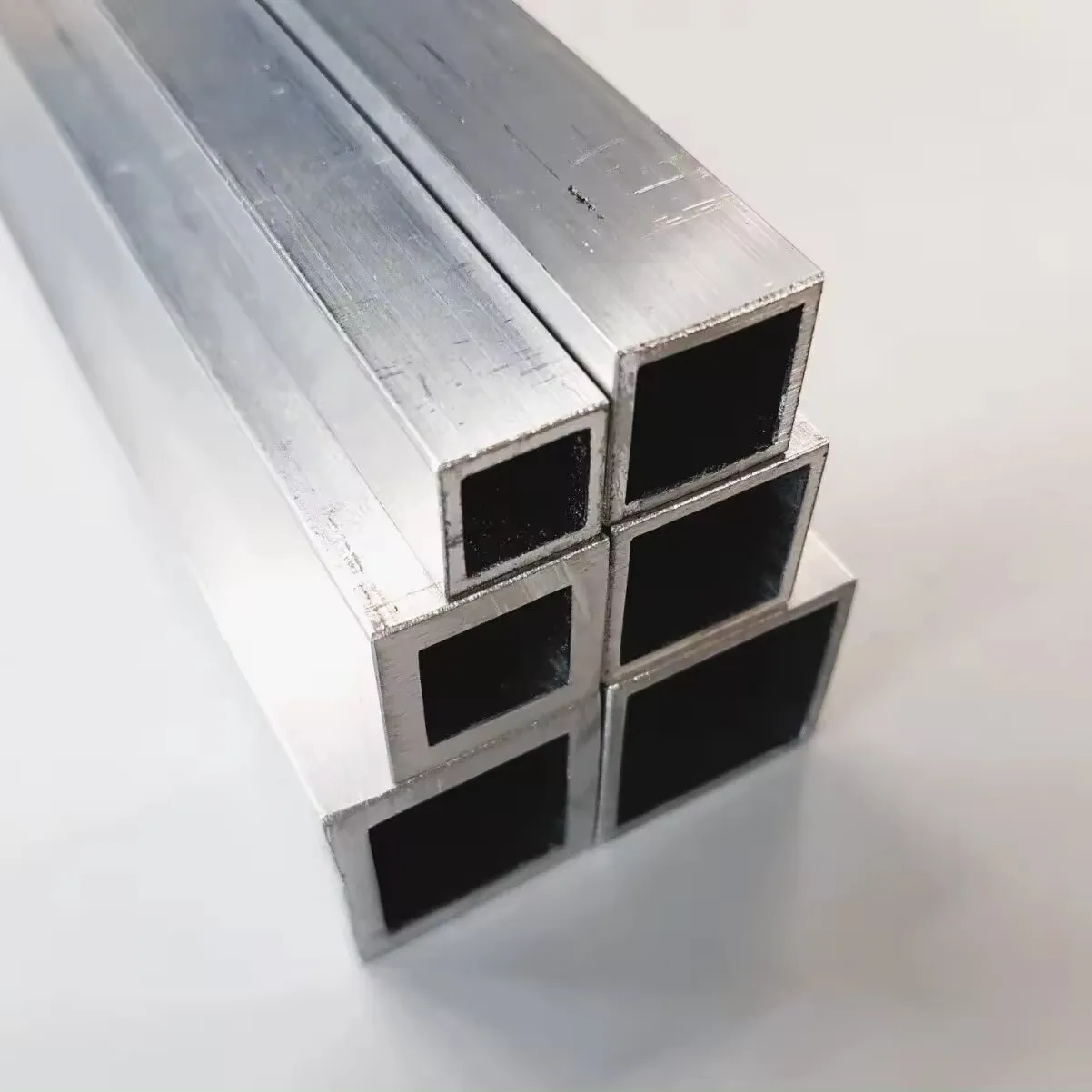 Tube carré en aluminium personnalisé 100x100 avec moule existant