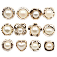 Vente en gros de boutons créatifs en or blanc pour vêtements en plastique avec fausse perle cœur colorée décorée pour femmes