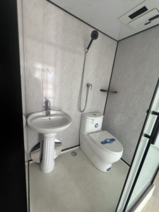Casa Contenedor Prefabricada con Techo a Dos Aguas y Certificación CE, con Terraza Exterior y Balcón para Jardín, Oficina, Camping o Cabaña - Product Image 3