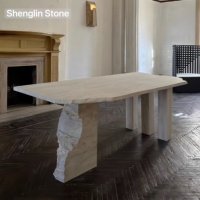 Table à manger rectangulaire en travertin beige naturel, minimaliste, bio, sur mesure, avec base sculptée et bords bruts, pour la maison