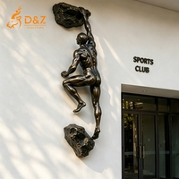 Grande sculpture murale en bronze D&Z Art Group, représentant un grimpeur, pour façade de bâtiment et décoration sportive extérieure