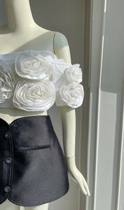 Vente en gros d'ensemble moderne 2 pièces pour femmes, haut à épaules dénudées avec broderie florale 3D, short taille haute, style Coshe Alice, fabriqué en tissu doux - Product Image 5