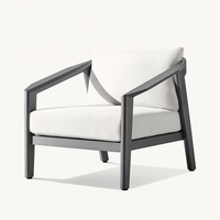 Ensemble de salle à manger de jardin haut de gamme, table en aluminium noir à lattes, chaises de salle à manger avec dossier en corde tressée, mobilier d'extérieur