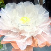 Fleur géante réaliste en tissu organza Muwei, faite à la main, grande composition florale pour la décoration de fond de mariage et de Thanksgiving