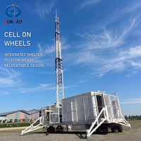 Tour de téléphonie mobile portable sur roues avec mât télescopique, stabilisateurs et cabine d'équipement pour une couverture temporaire des réseaux 4G et 5G