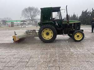 Nettoyage de la neige à l'aide d'un <span class=keywords><strong>balai</strong></span> rotatif sur un tracteur - Product Image 4